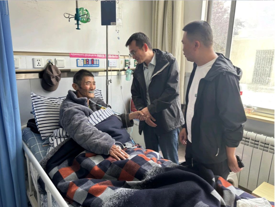 图为西藏自治区科技厅前往医院探望帮扶对象